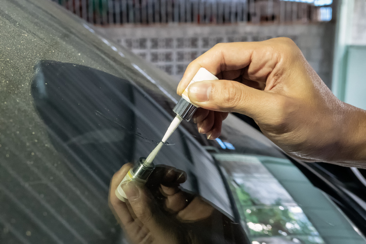 Will Super Glue Stop a Windshield Crack from Spreading